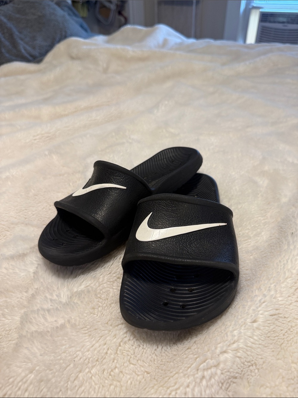 Nike women’s Black Slide Sandals - Picture 7 of 7